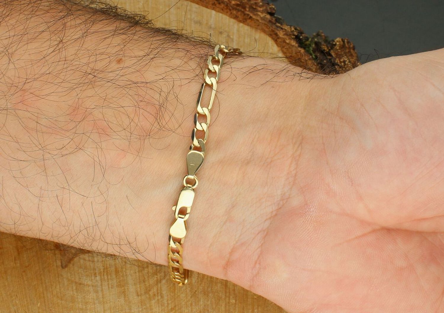 Złota bransoletka 585 figaro DIA-BRA-1134-585 5mm. Prosty i efektowny wyrób będzie świetnym dodatkiem do różnych stylizacji, nadaję się do luźnych ubrań noszonych na co dzień, ale jednocześnie będzie świetnym dodatkiem do powa (1).jpg